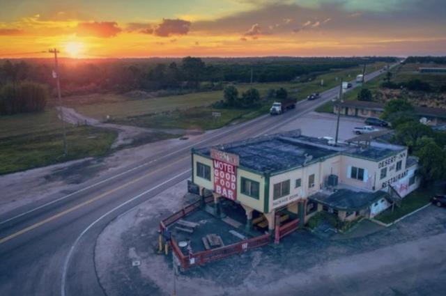 Crossroads Lounge